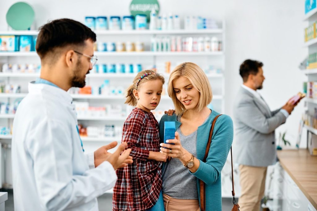 PCD Pharma Franchise happy mother with daughter buying in a pharmacy